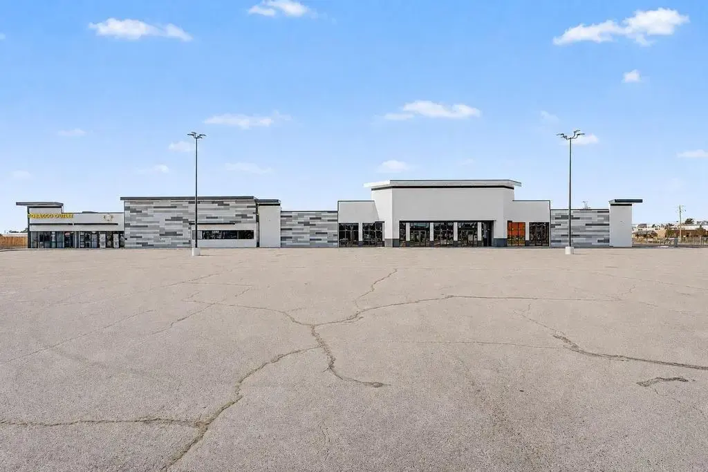 1303 W Walnut Street, Rogers