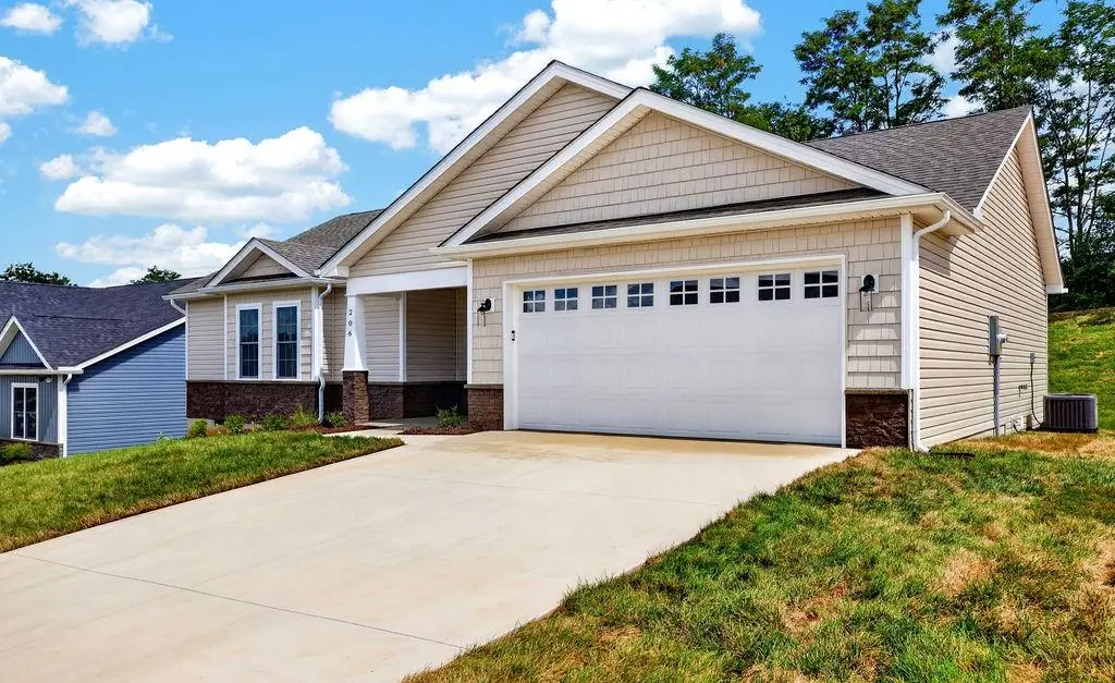 206 Langley Dr, Waynesboro