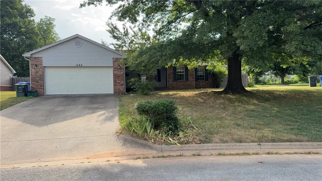 1582 N Stable Avenue, Fayetteville