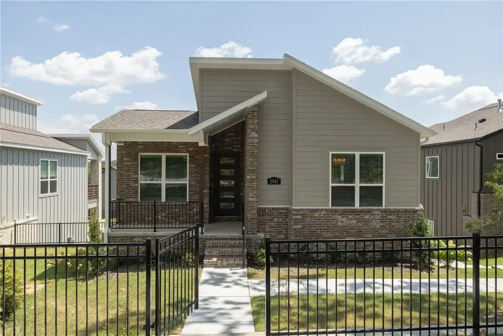 2942 N Old Wire Road, Fayetteville