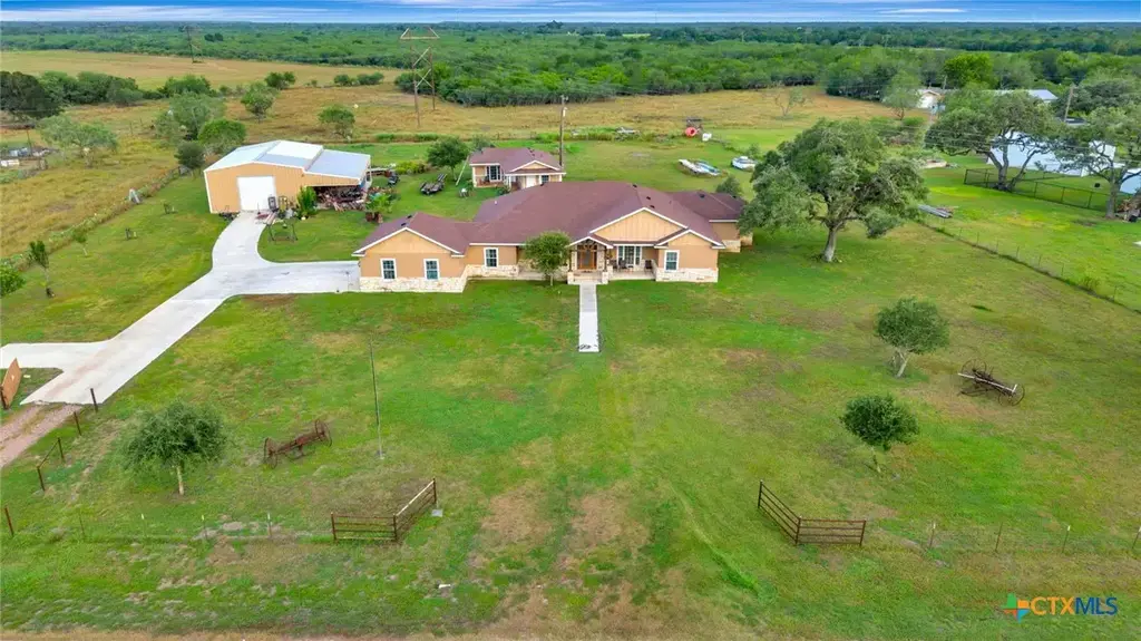 1207 Friar Rd, Cuero