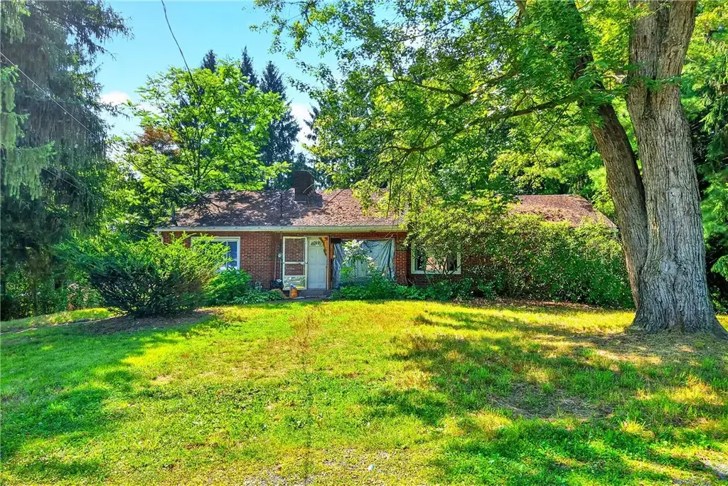 142 Franklin Avenue , Center