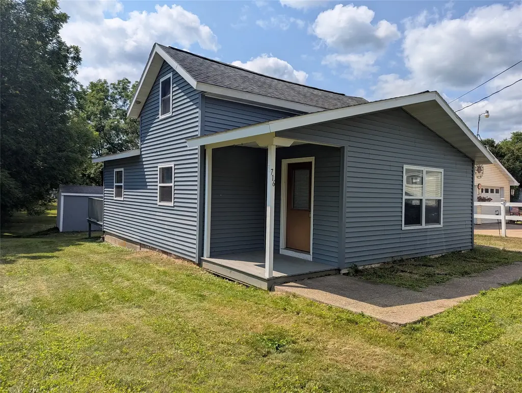 716 Lindoo Avenue E, Ladysmith