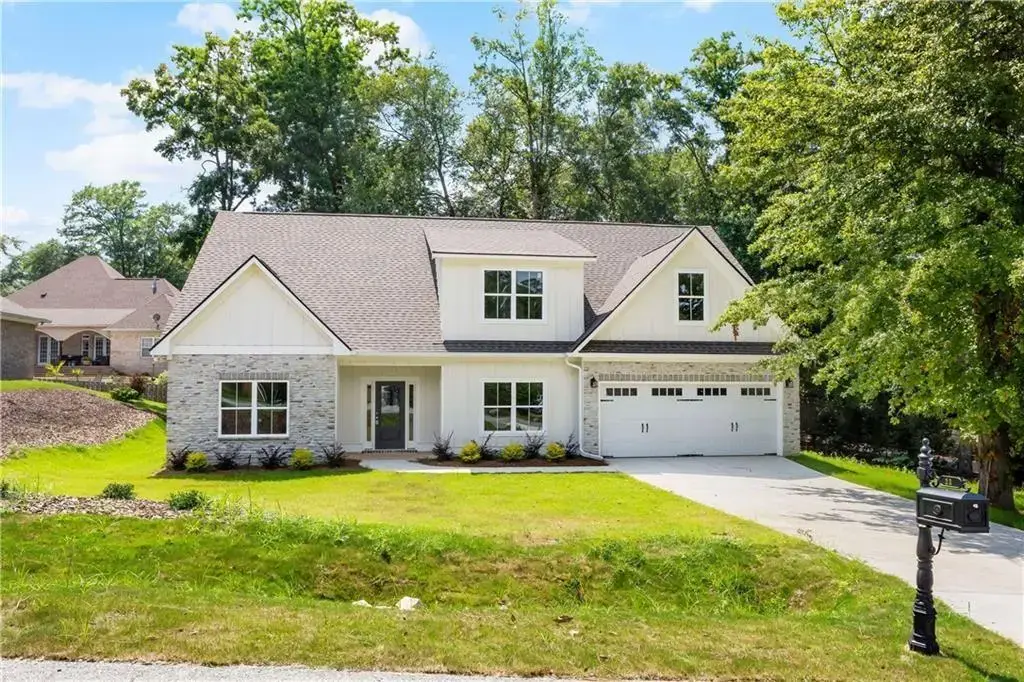 232 Lee Road 451, Phenix City