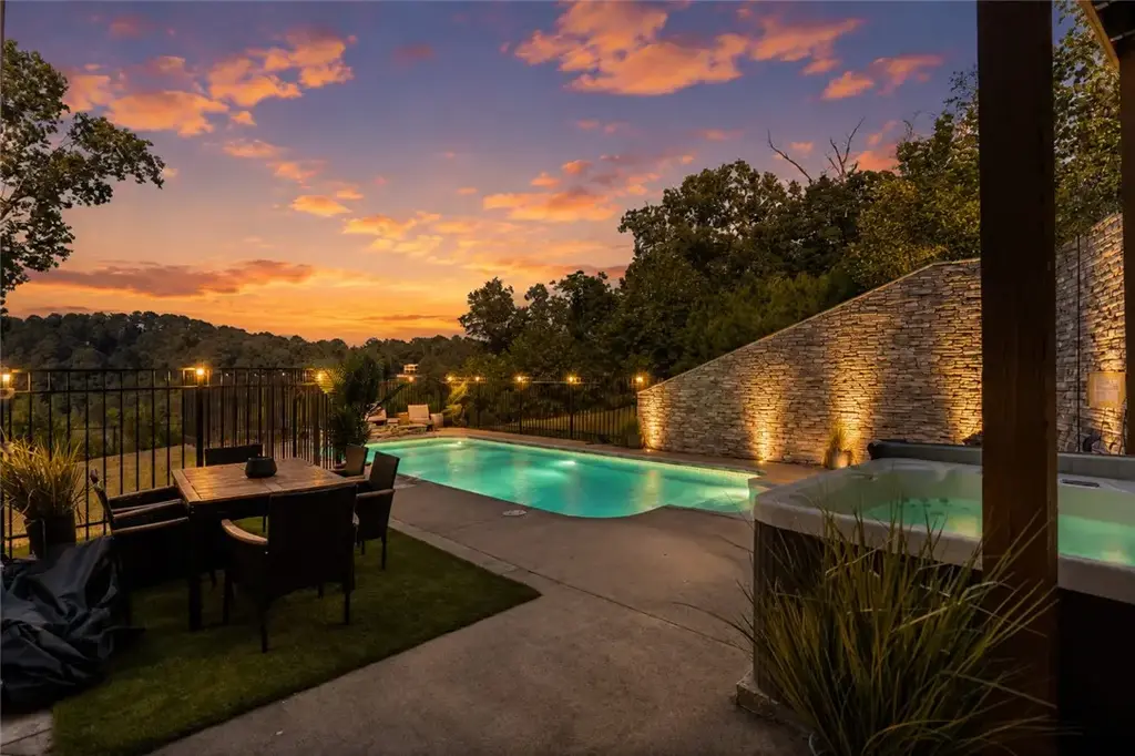 8662 Woods Road, Rogers