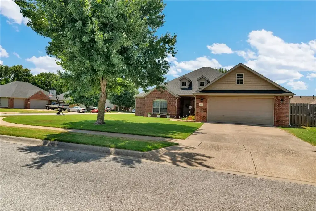 527 N Country Farm Road, Fayetteville