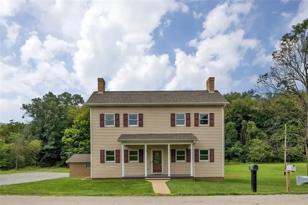 690 Lakeview Drive, South Strabane