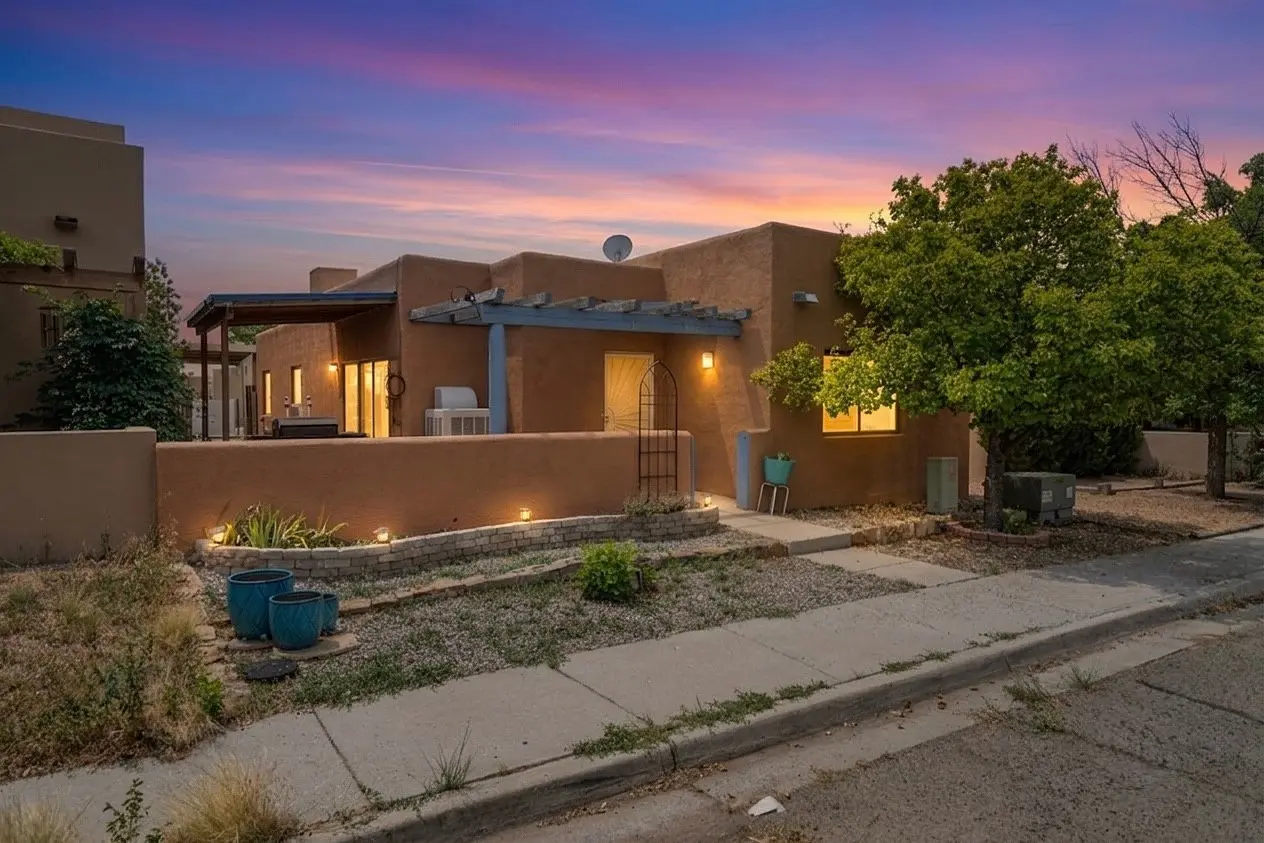 3913 Los Milagros Avenue, Santa Fe