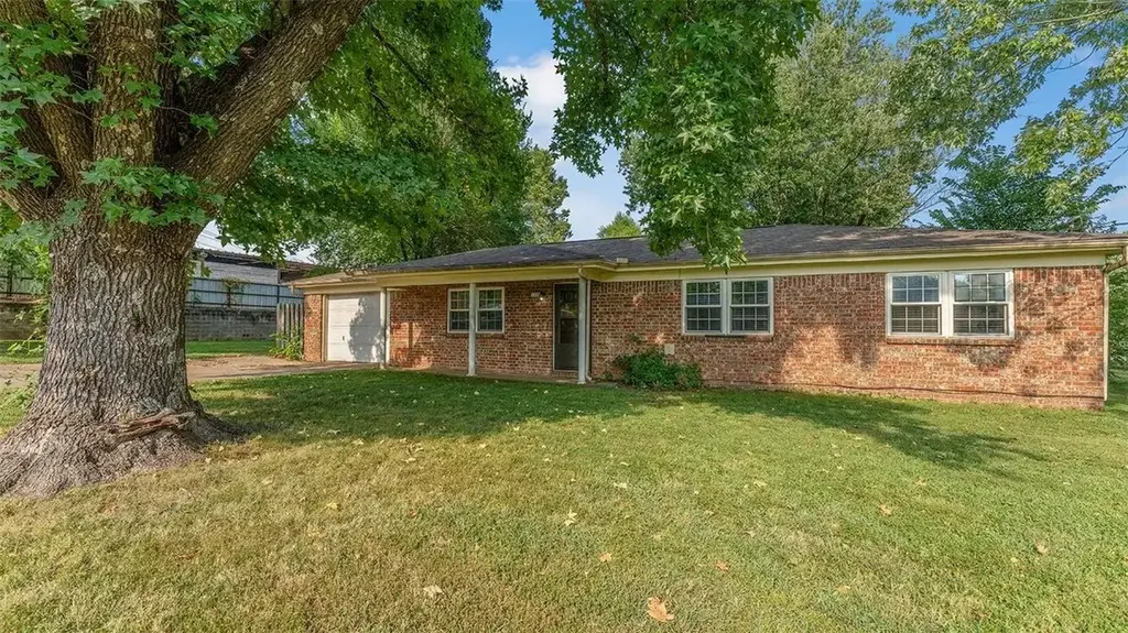 1000 S Jerry Avenue, Fayetteville