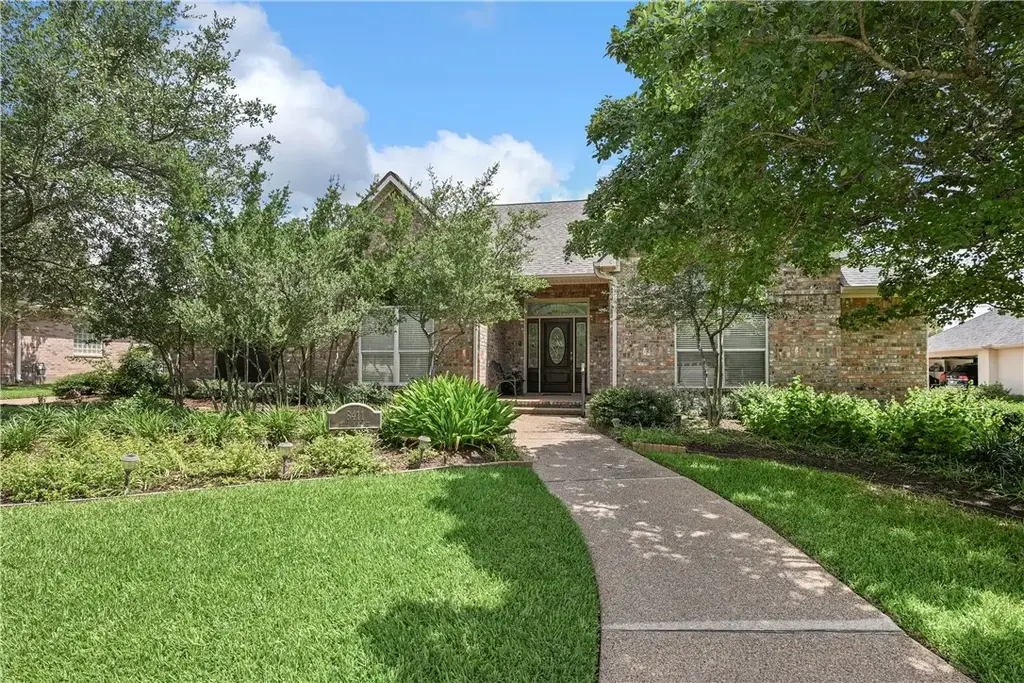 8411 Whiterose Court, College Station