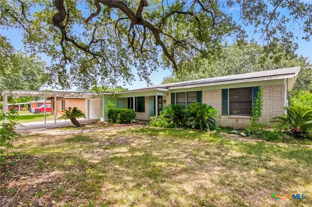 2302 E Rosebud Avenue, Victoria
