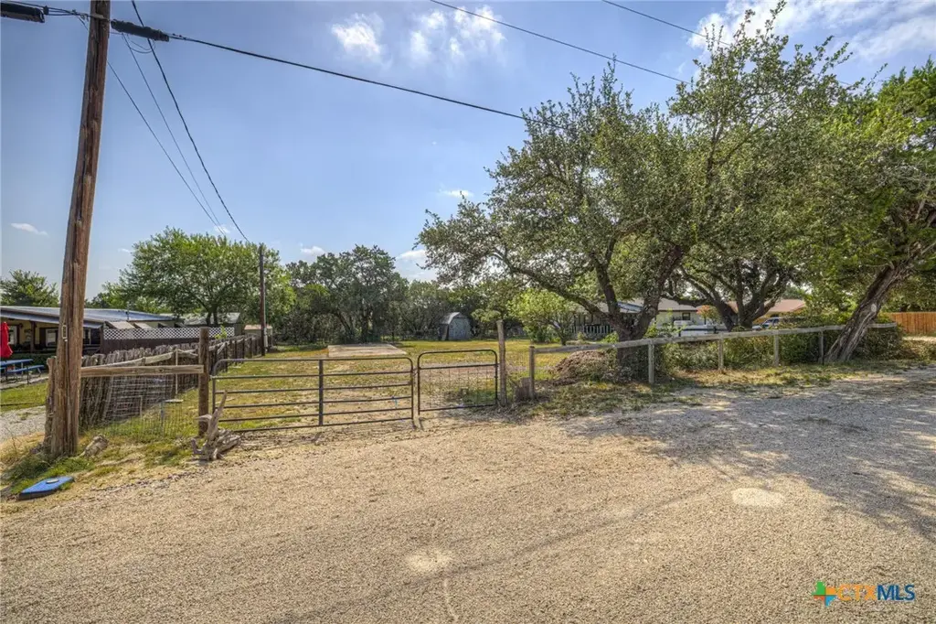 2189 Potters Creek Road, Canyon Lake