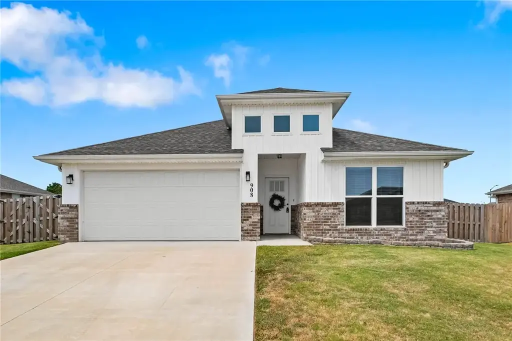 908 S Sparrow Street, Siloam Springs