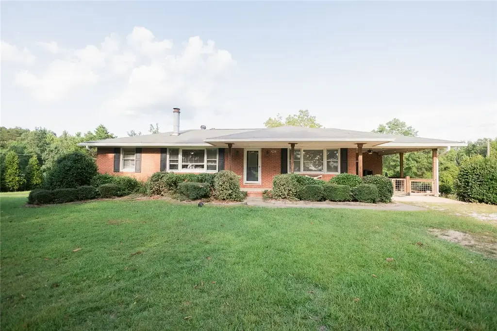 2423 Lee Rd 166, Opelika
