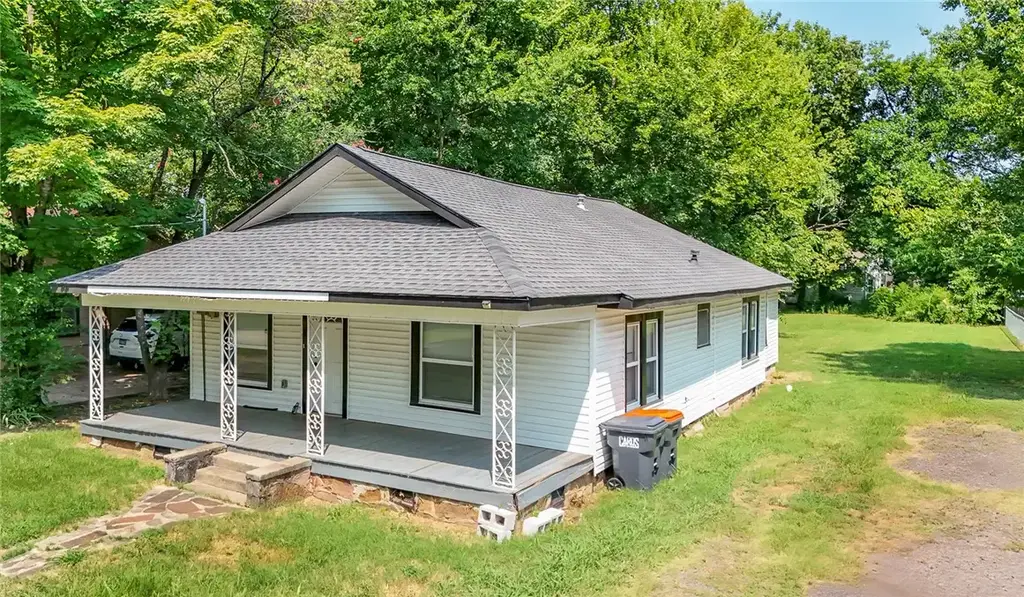 900 N Detroit Avenue, Russellville