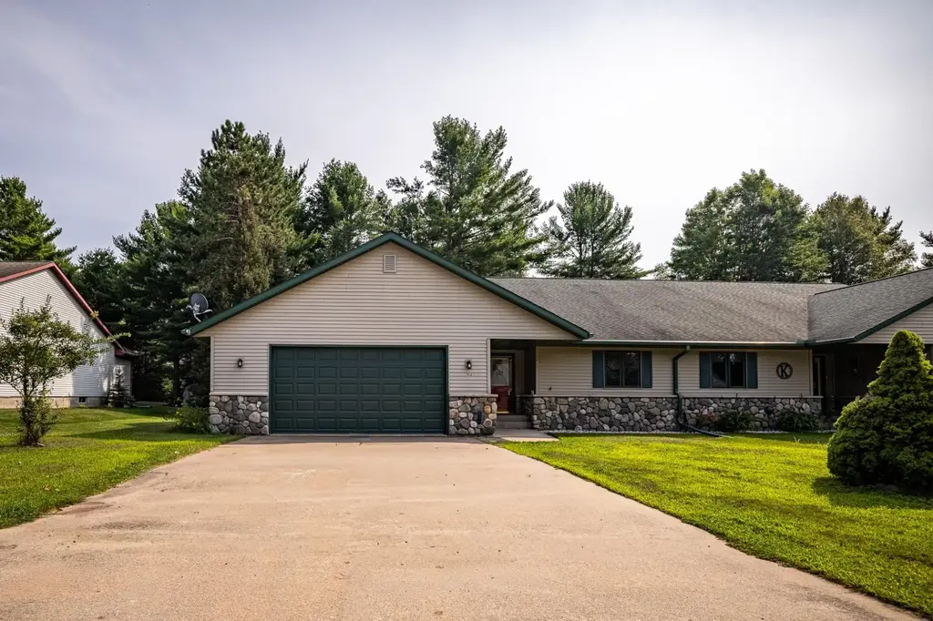 102 Aquila Ct N, Eagle River