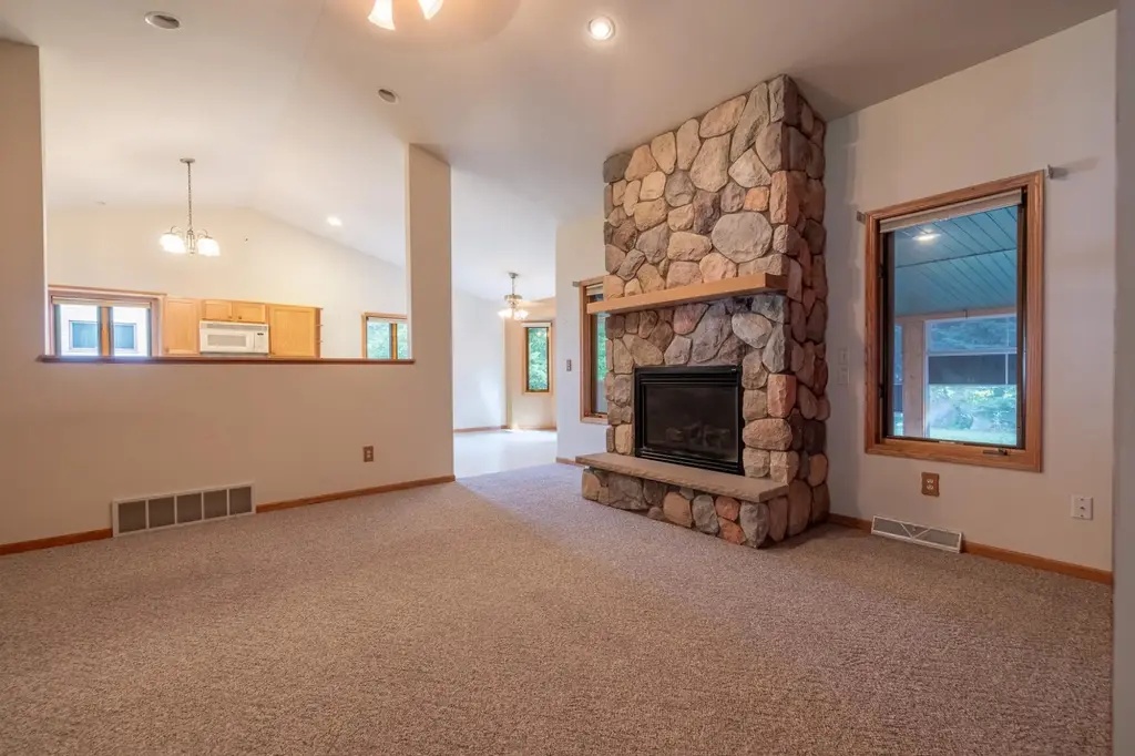 102 Aquila Ct N, Eagle River