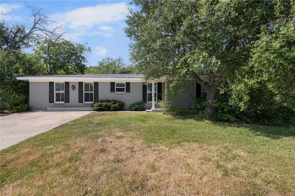2404 Burton Drive, Bryan
