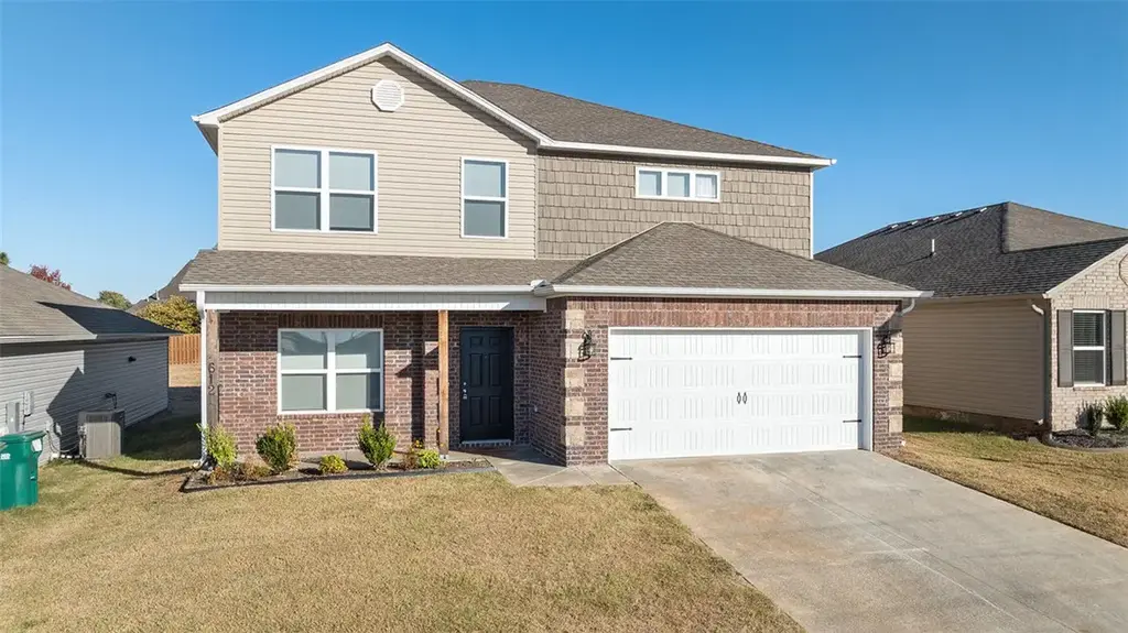 612 Woodcreek Loop, Lowell