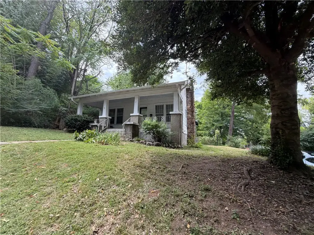 21 N Locust Avenue, Fayetteville