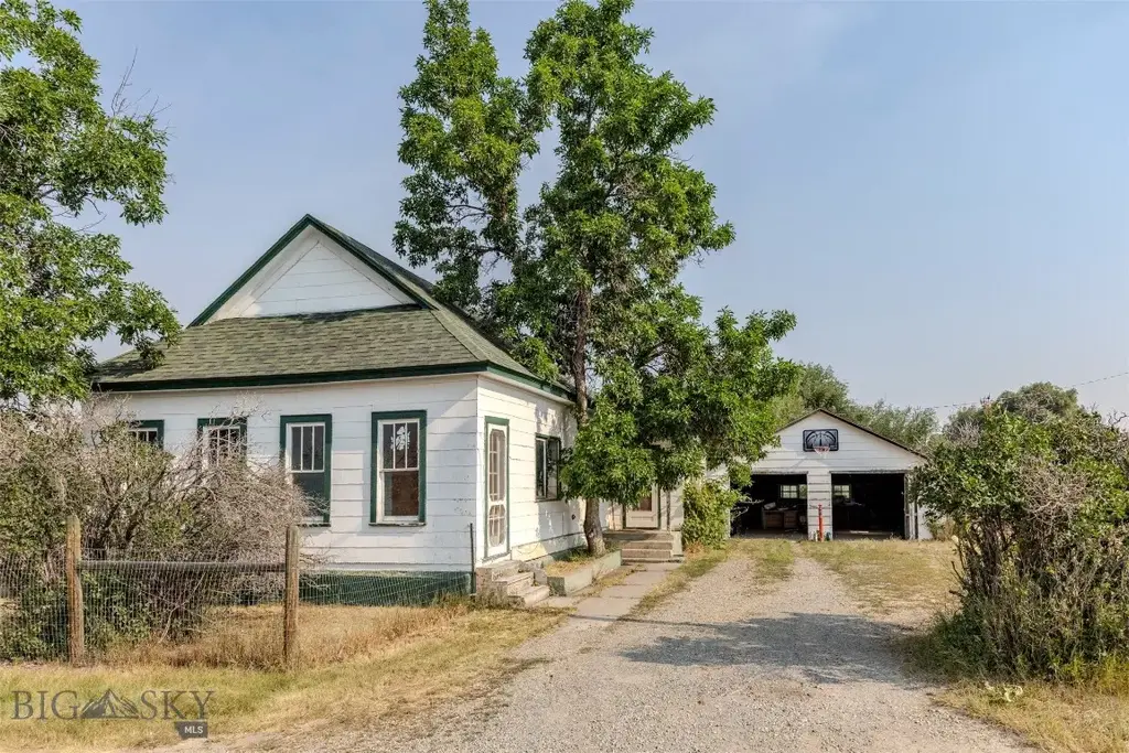 110 3rd Street W, Clyde Park