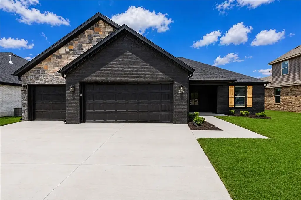 2105 N Chanae Street, Siloam Springs
