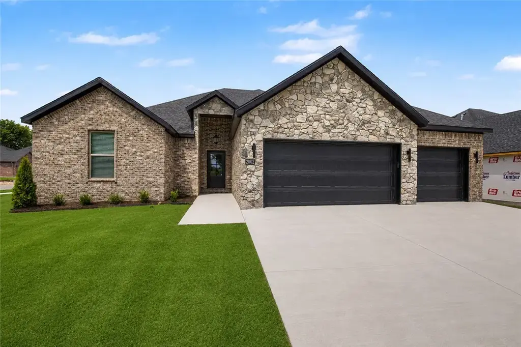 2002 N Dagan Street, Siloam Springs