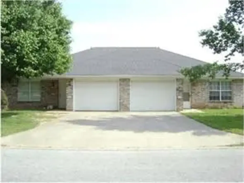 1 Holly Drive, Bentonville