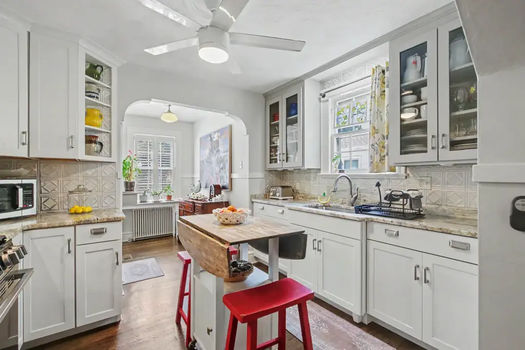 103 Locust Avenue, Hampton