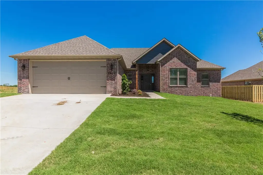 1620 Sweetbriar, Centerton