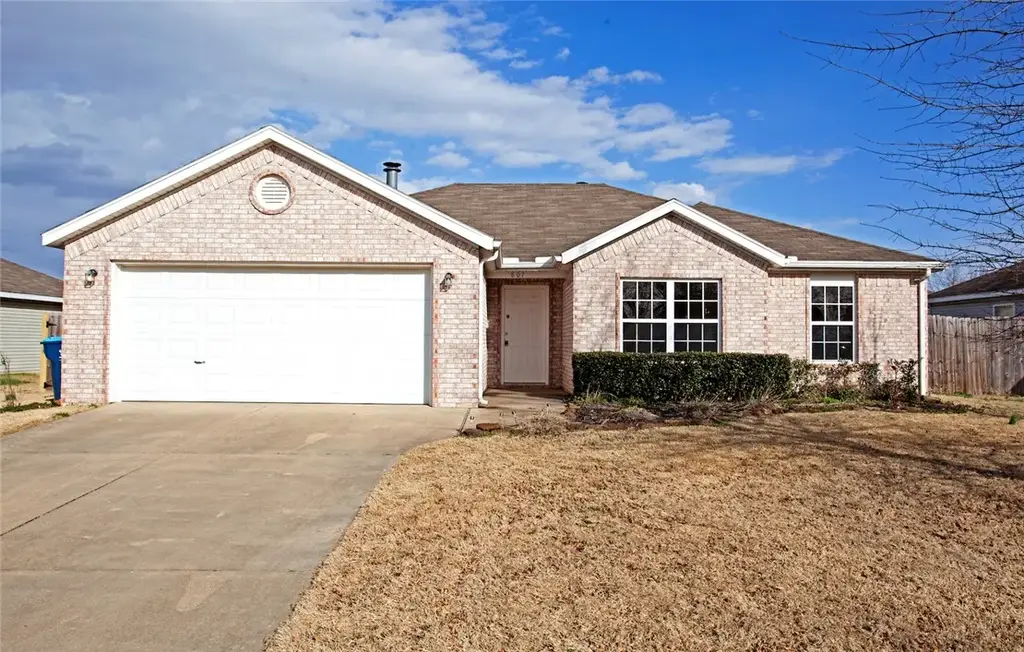 807 Sw Sandrock Road, Bentonville