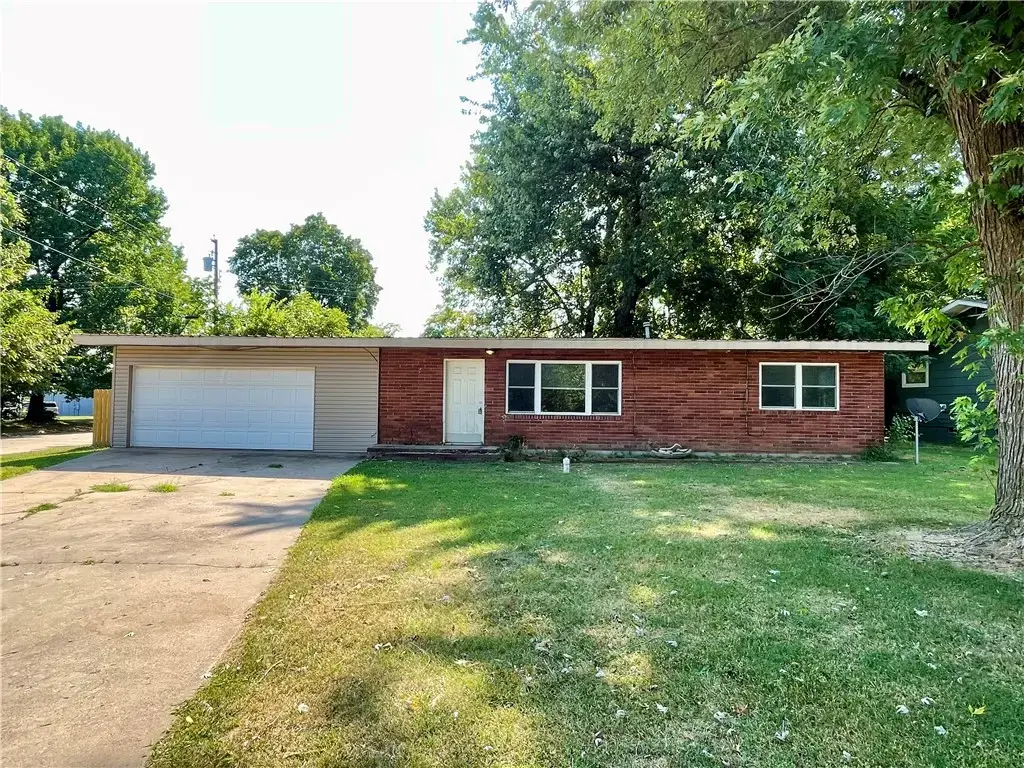 811 N Kansas Street, Springdale
