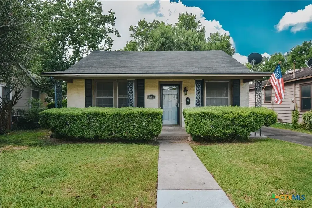 1705 E Power Avenue, Victoria
