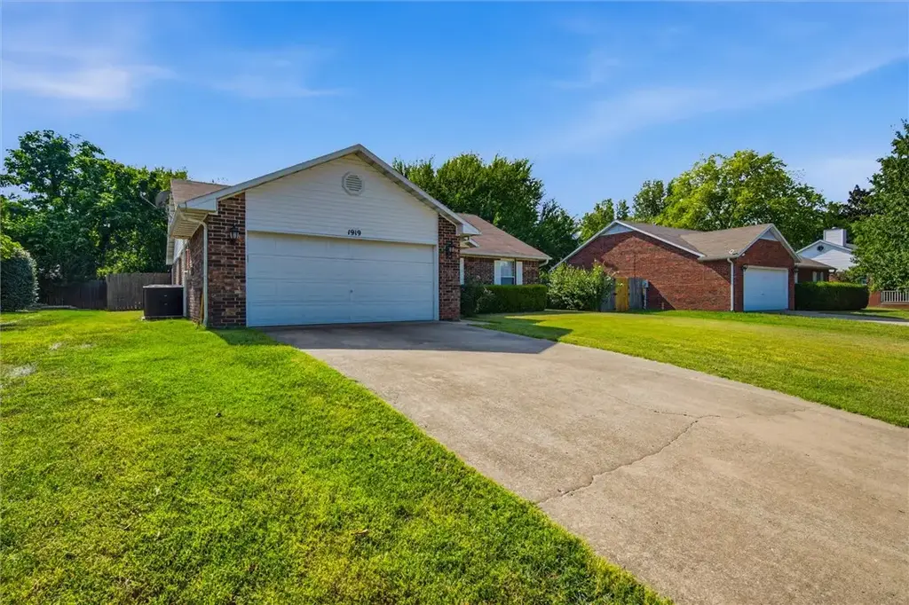 1919 Radcliffe Avenue, Fayetteville