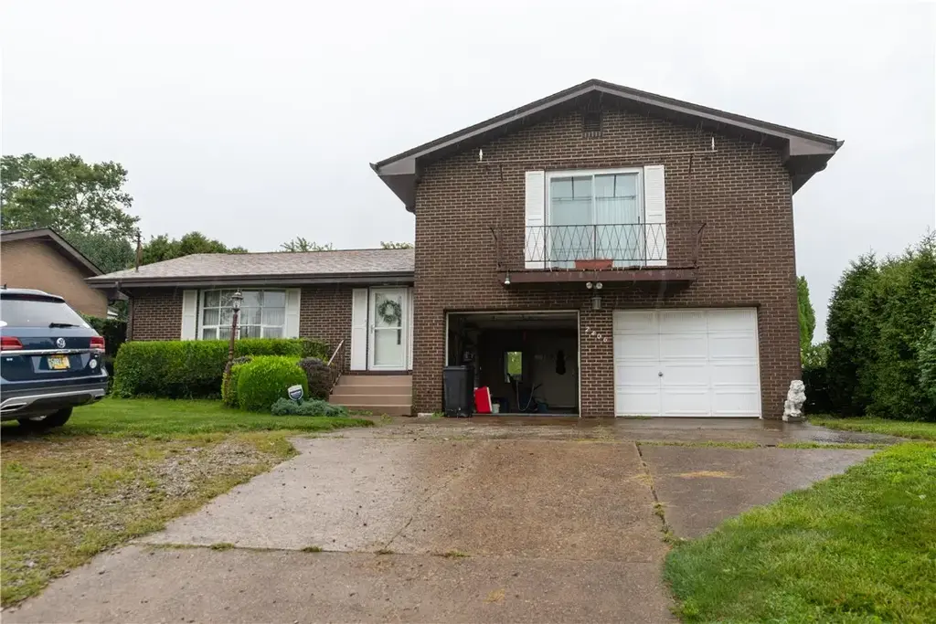 2406 Old Elizabeth Road , West Mifflin
