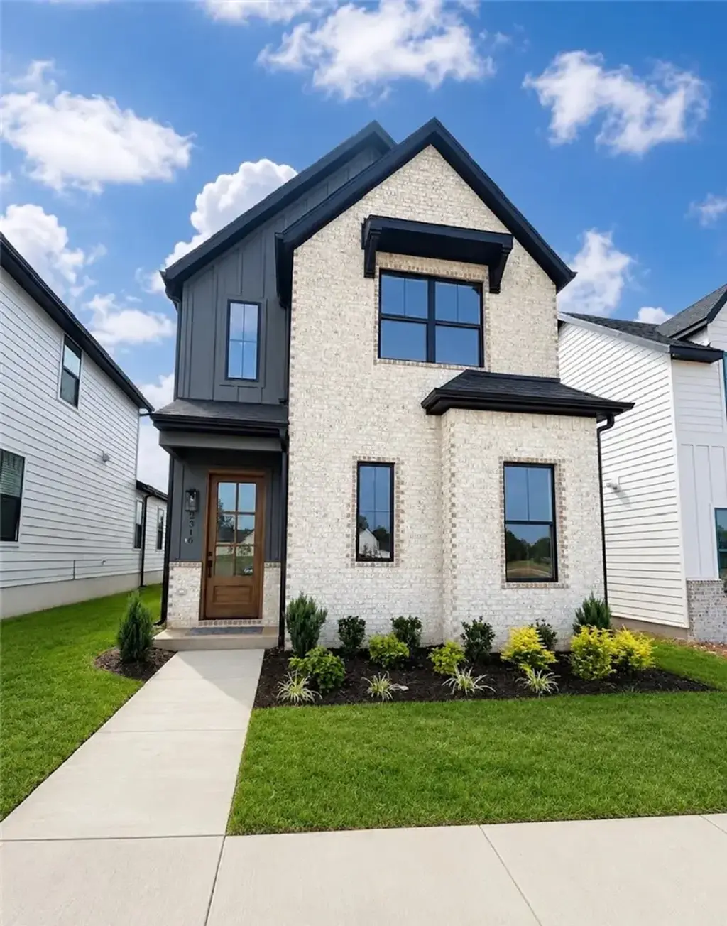 2316 S 31st Place, Rogers