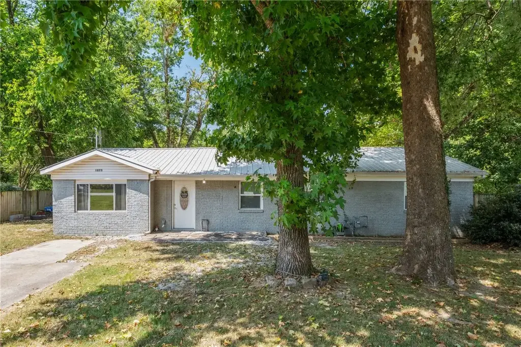1075 S Baldwin Avenue, Fayetteville