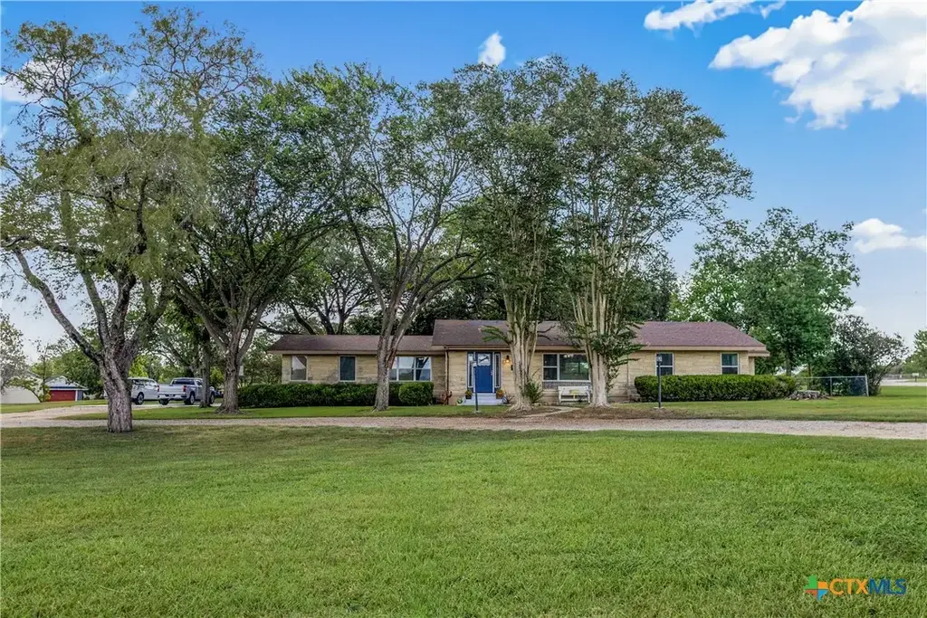 105 S Us Highway 77a, Yoakum