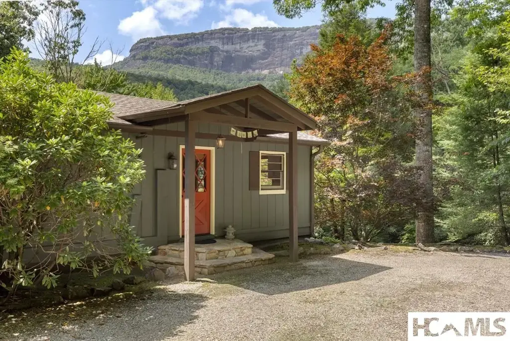 162 Twin Lakes Drive, Highlands