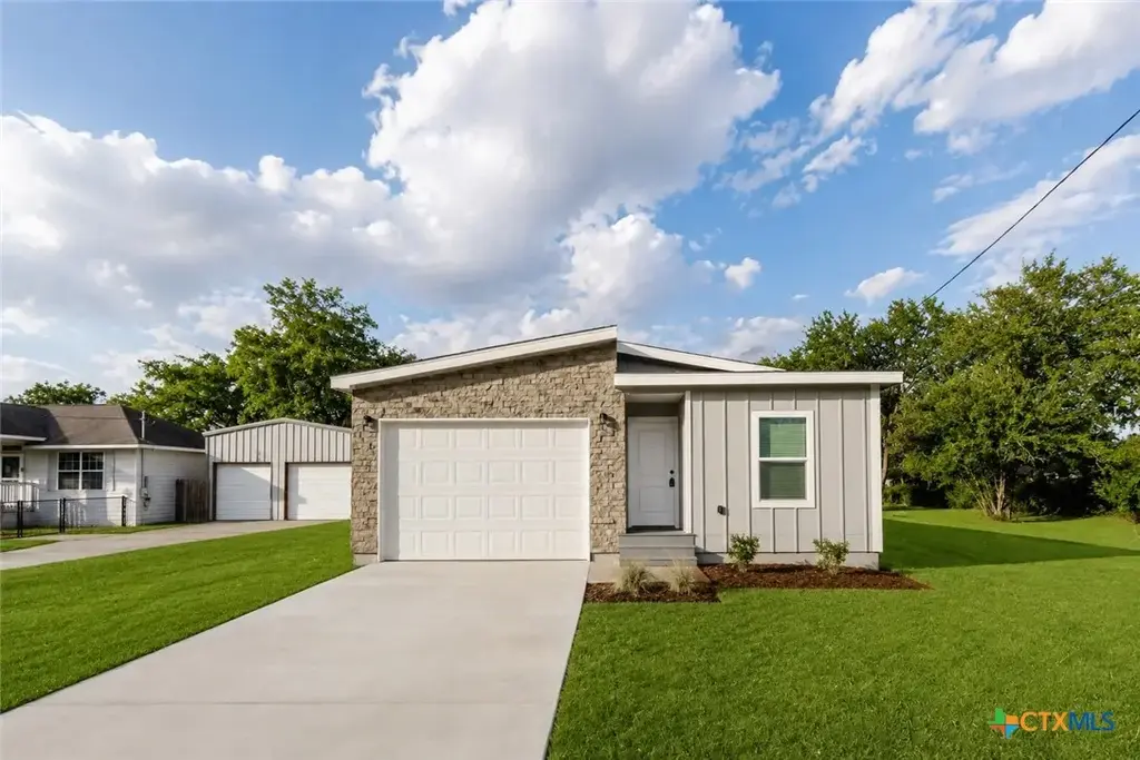 404 Bridge Street, Cuero