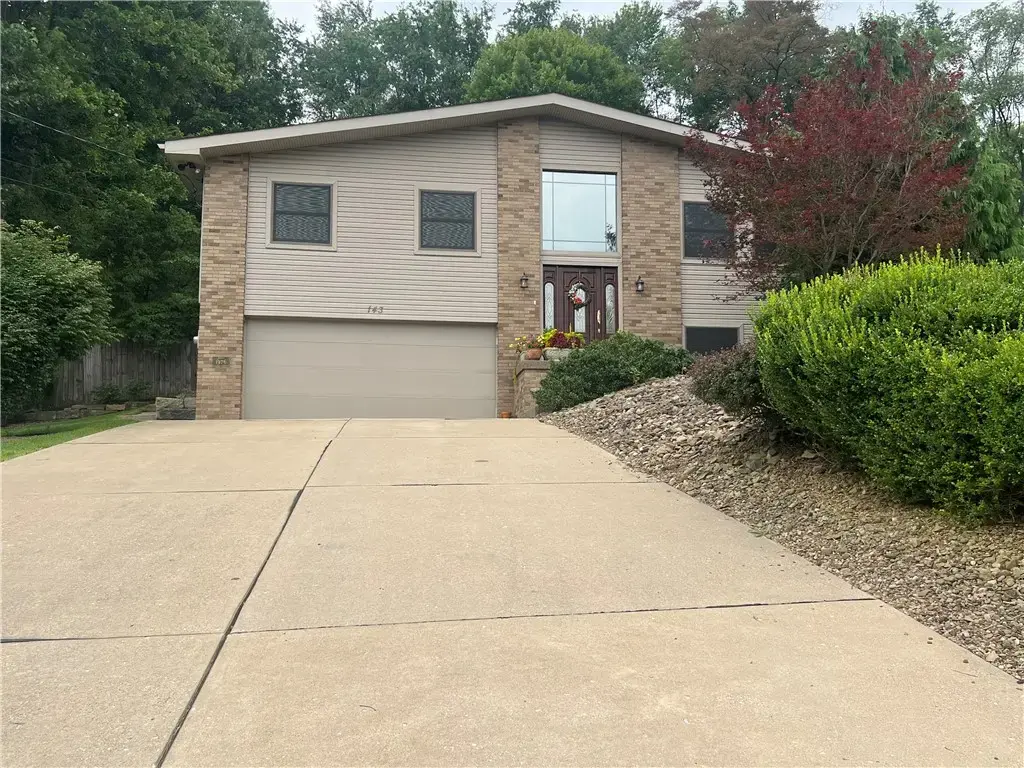 143 Edgewater Drive , Center