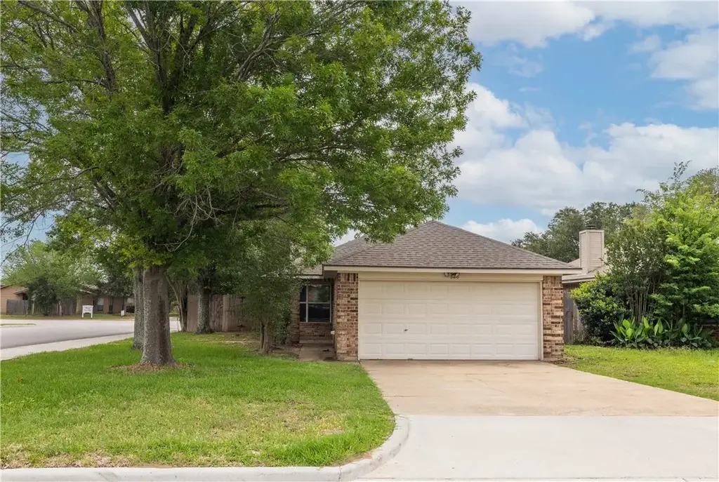 826 Azalea Court, College Station