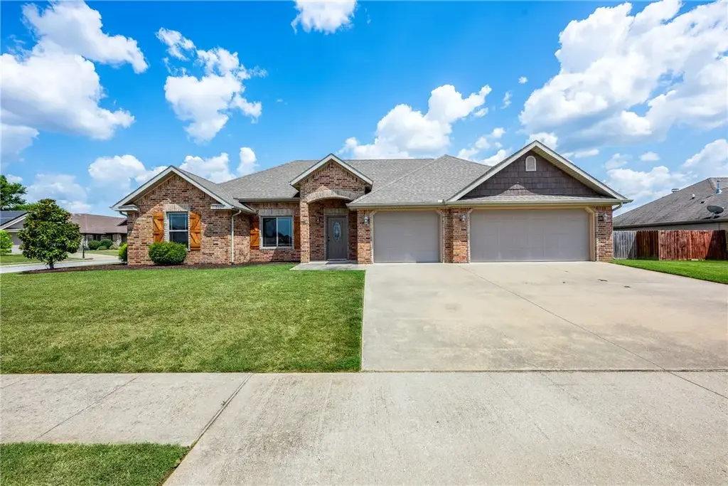 952 Stone Street, Cave Springs
