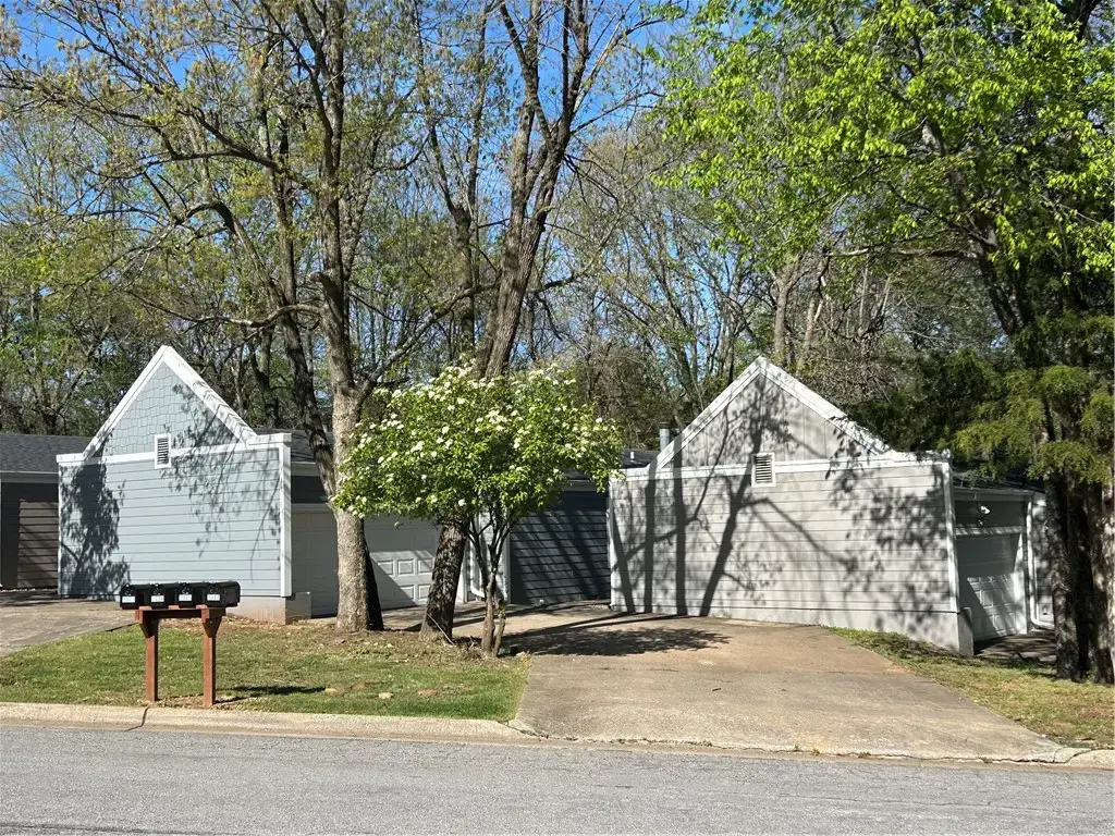 2077 N Kantz Lane, Fayetteville