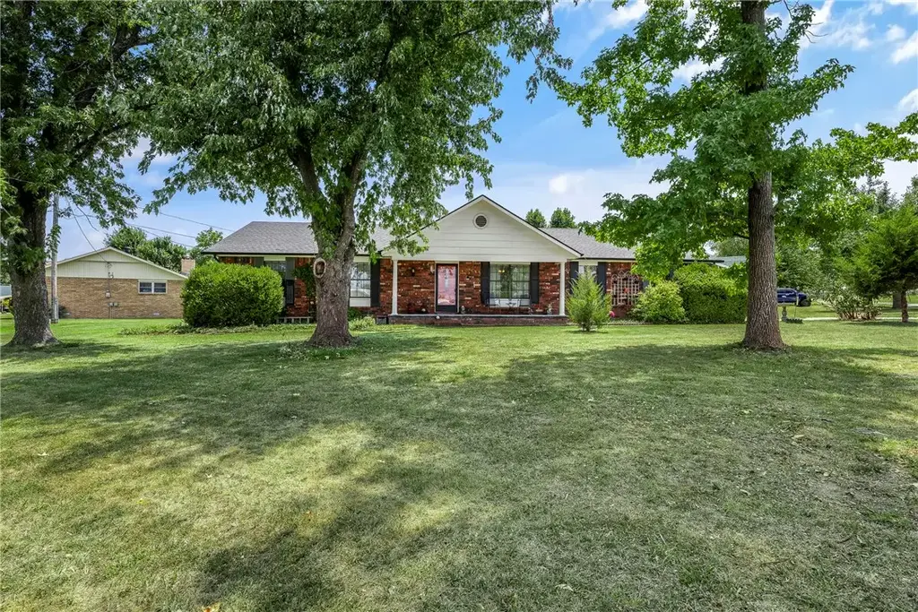 901 S 12th Place, Rogers