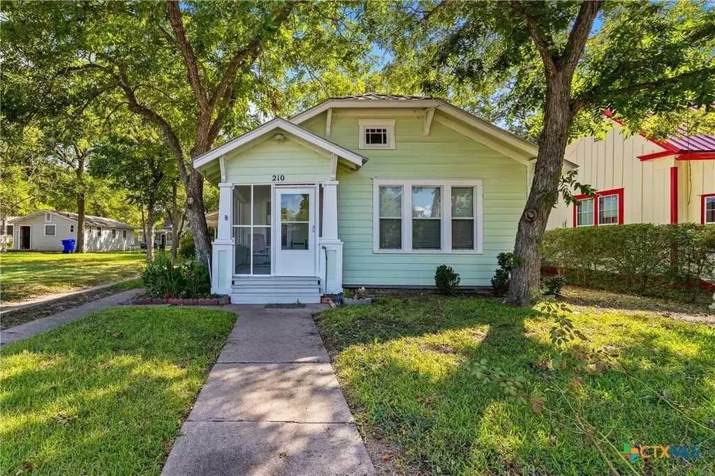 210 Pecan Street, Yoakum