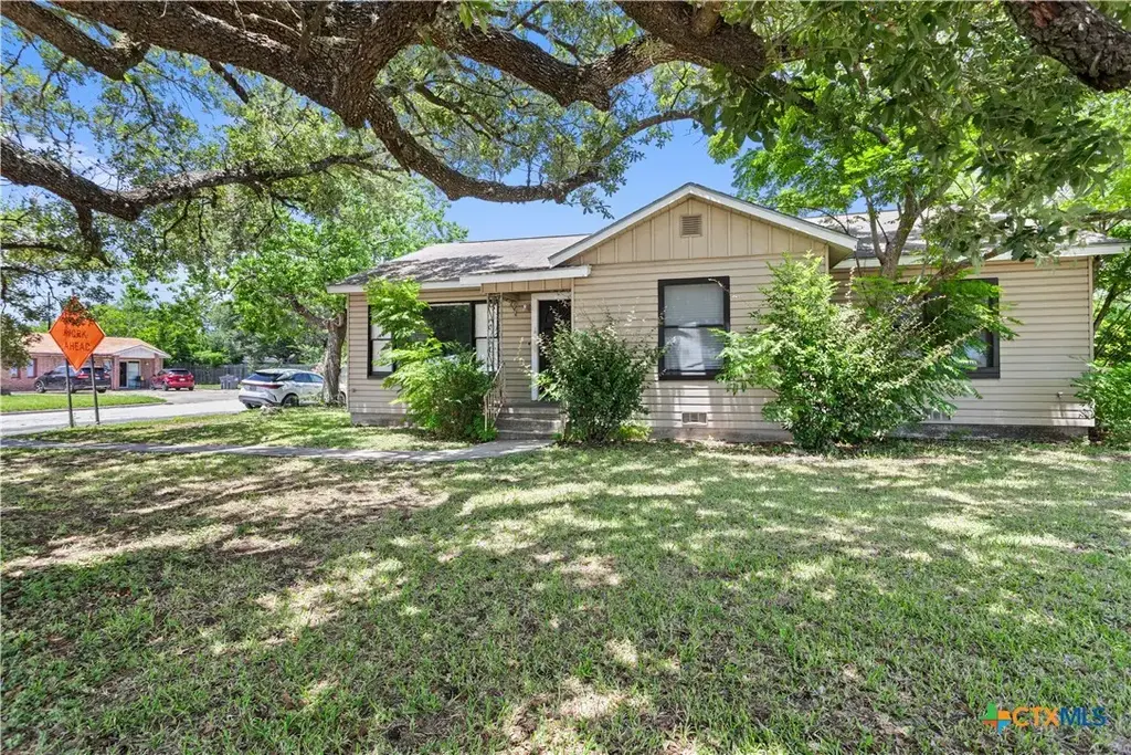 1902 E Red River Street, Victoria