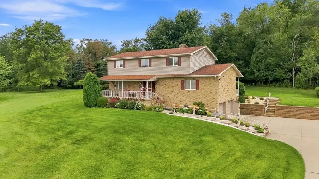 111 Paula Drive, Center