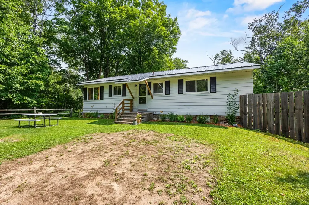 N9117 Forest Rd, Deerbrook