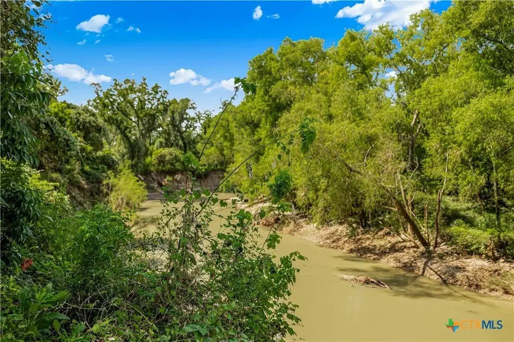 8064 San Antonio River Road, Victoria
